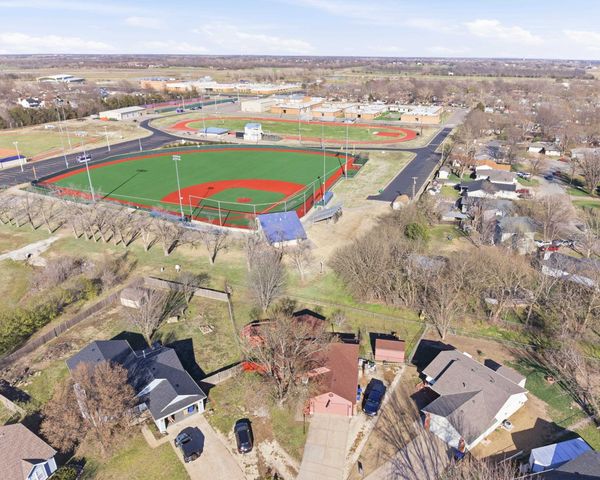 500 Deerfield Cir, Valley Center, KS 67147