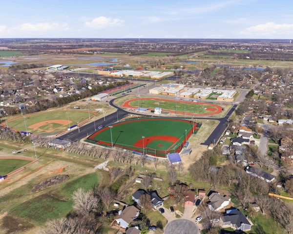 500 Deerfield Cir, Valley Center, KS 67147