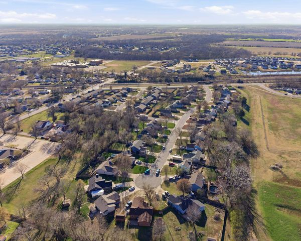 500 Deerfield Cir, Valley Center, KS 67147