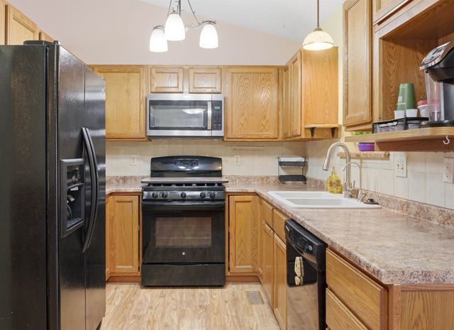 500 Deerfield Cir, Valley Center, KS 67147