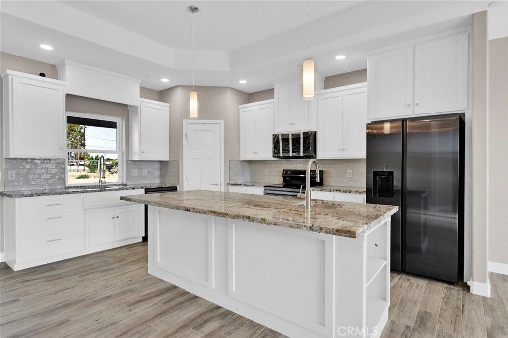 Image 10 of property listing at 13710 Iroquois Road, Apple Valley, CA 92307
