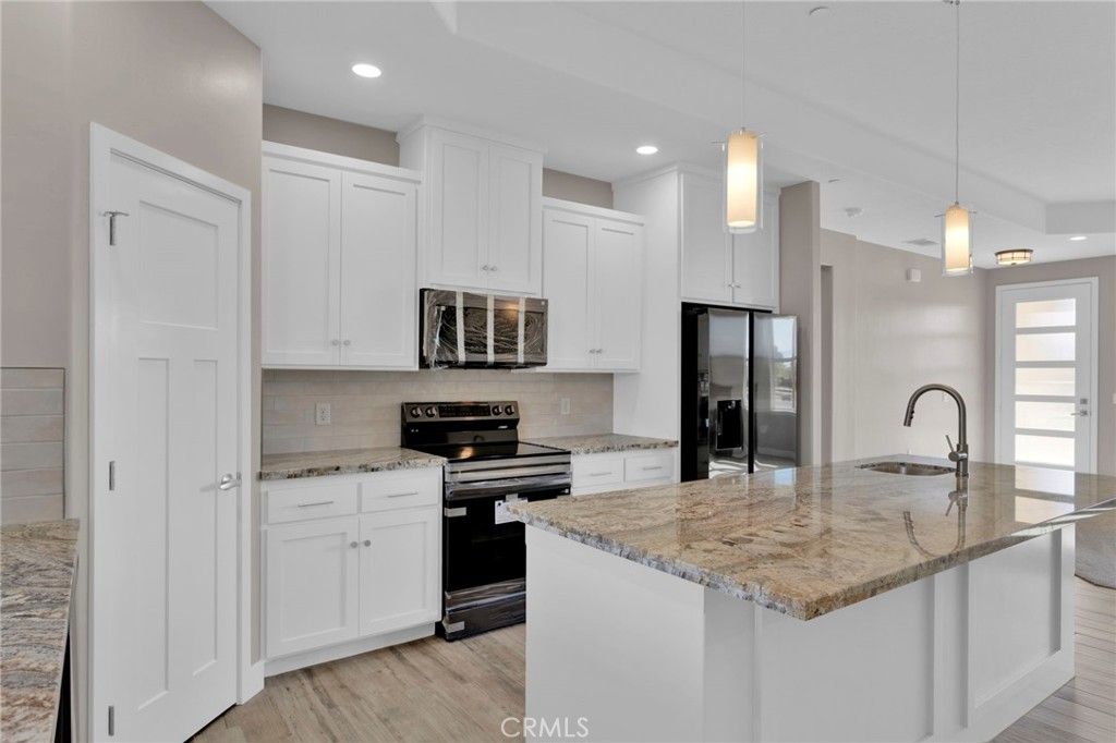 Image 13 of property listing at 13710 Iroquois Road, Apple Valley, CA 92307
