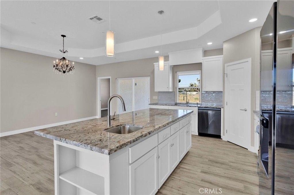 Image 15 of property listing at 13710 Iroquois Road, Apple Valley, CA 92307
