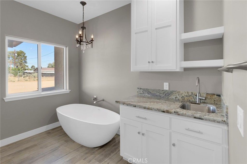 Image 21 of property listing at 13710 Iroquois Road, Apple Valley, CA 92307