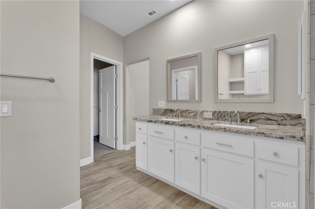 Image 23 of property listing at 13710 Iroquois Road, Apple Valley, CA 92307