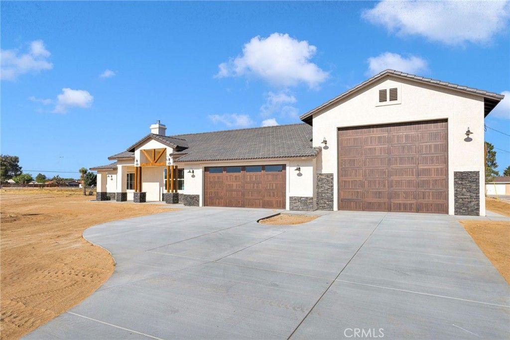 Image 3 of property listing at 13710 Iroquois Road, Apple Valley, CA 92307