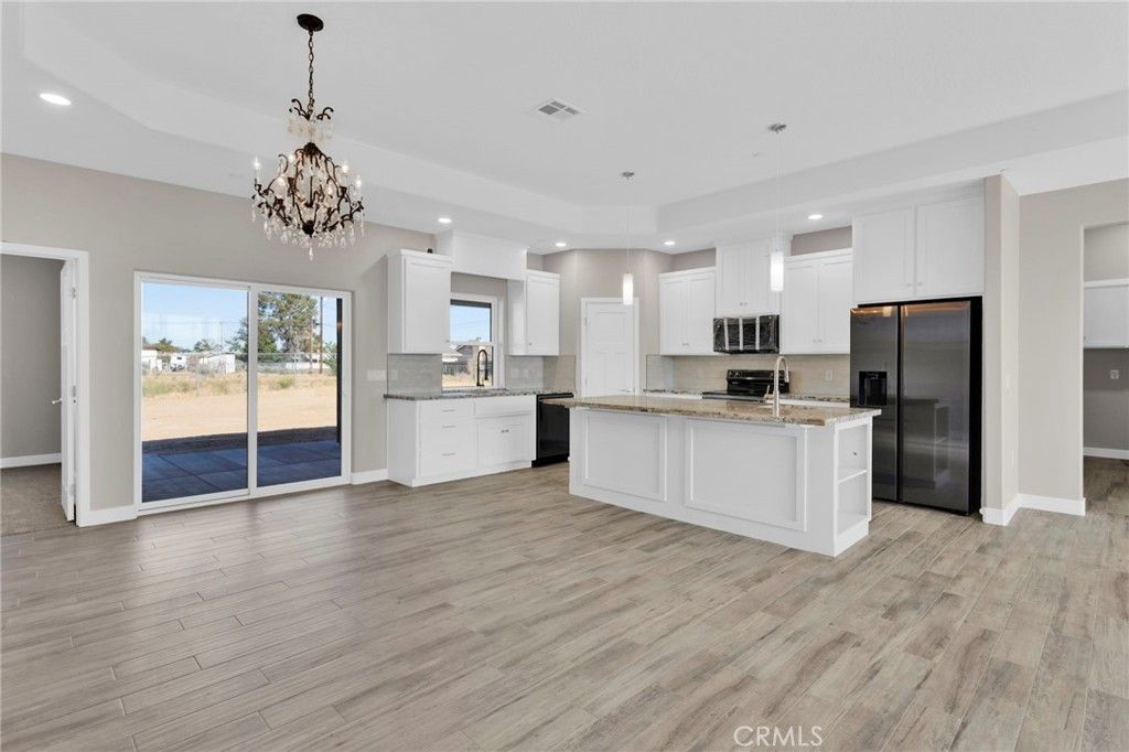 Image 9 of property listing at 13710 Iroquois Road, Apple Valley, CA 92307