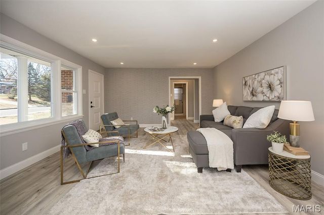 10081 Thorpe Avenue, St Louis, MO 63114