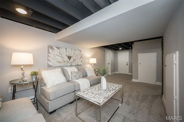 10081 Thorpe Avenue, St Louis, MO 63114