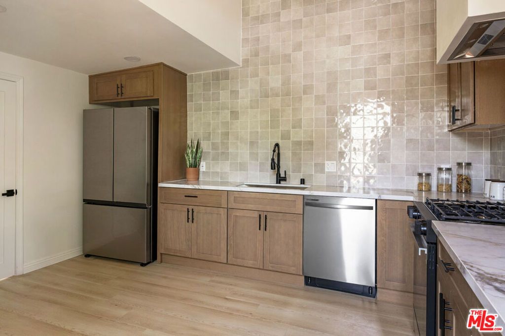 Image 12 of property listing at 560 N Westlake Avenue, Los Angeles, CA 90026