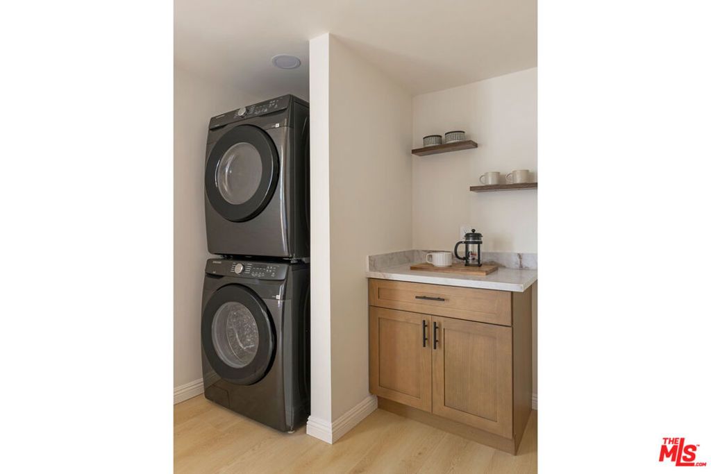 Image 13 of property listing at 560 N Westlake Avenue, Los Angeles, CA 90026