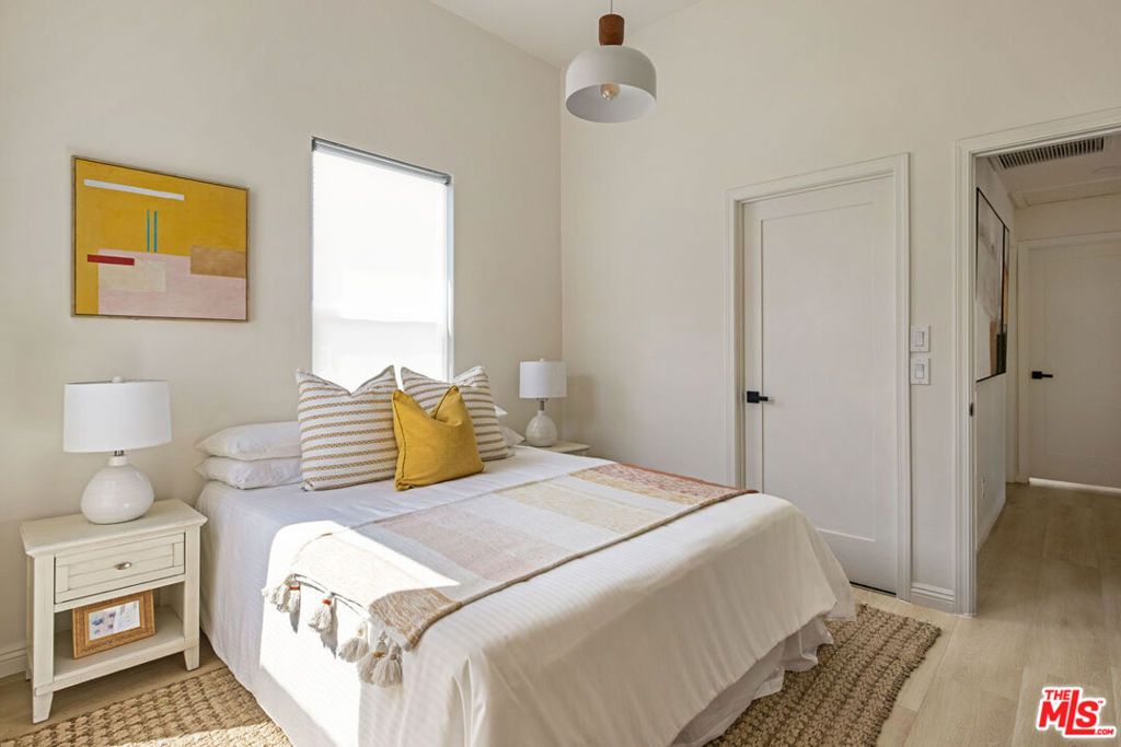 Image 16 of property listing at 560 N Westlake Avenue, Los Angeles, CA 90026
