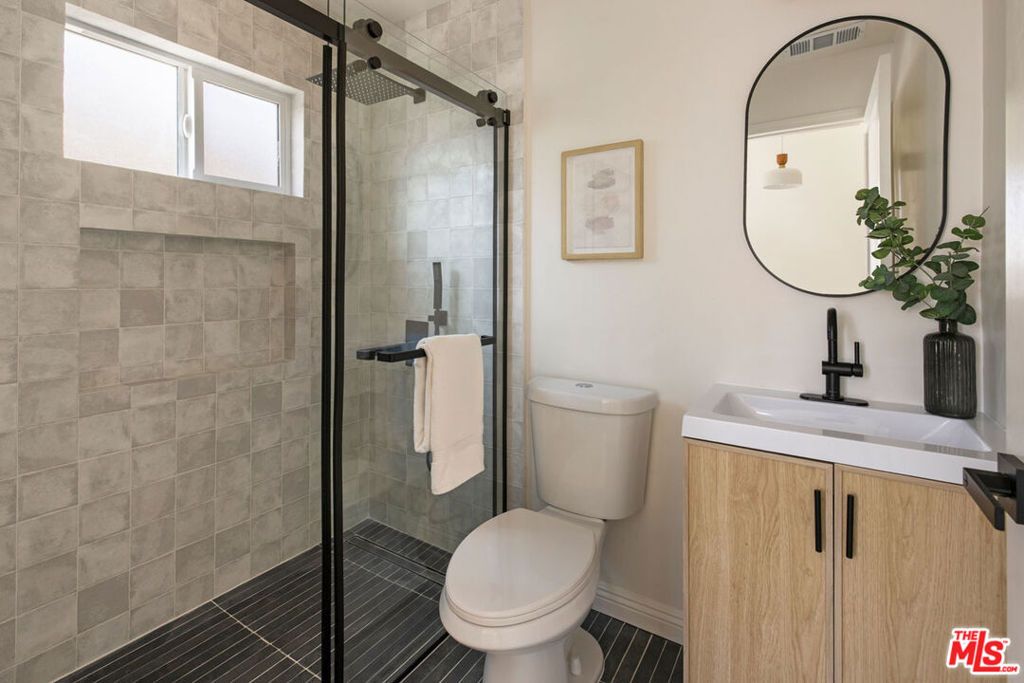 Image 17 of property listing at 560 N Westlake Avenue, Los Angeles, CA 90026