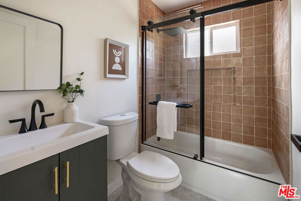 Image 19 of property listing at 560 N Westlake Avenue, Los Angeles, CA 90026