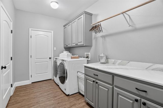 1899 Sunflower TRL, Luling, TX 78648