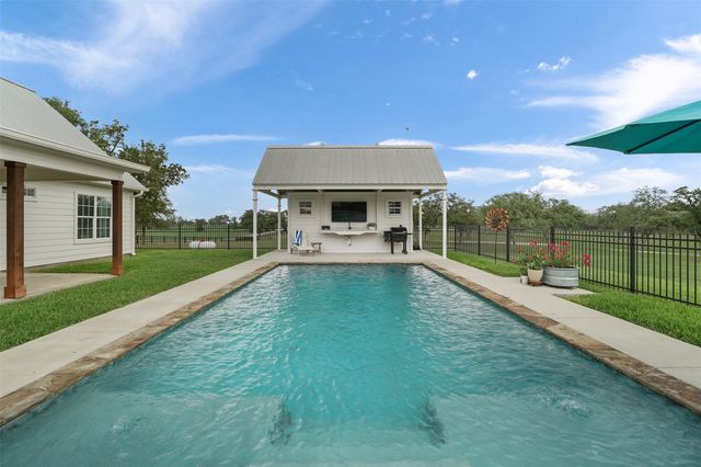 1899 Sunflower TRL, Luling, TX 78648