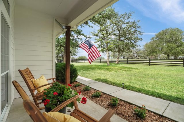 1899 Sunflower TRL, Luling, TX 78648