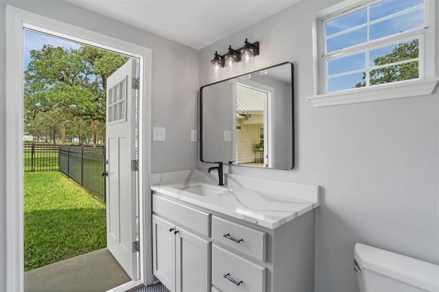 1899 Sunflower TRL, Luling, TX 78648