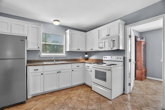 1899 Sunflower TRL, Luling, TX 78648