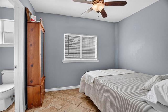 1899 Sunflower TRL, Luling, TX 78648
