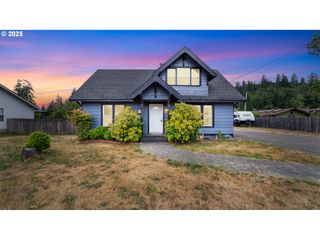 1735 N ELM St, Coquille, OR 97423