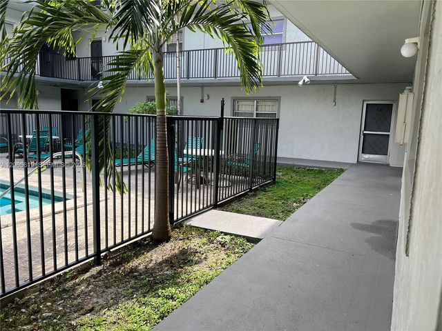 16215 NE 18th Ct 111, North Miami Beach, FL 33162