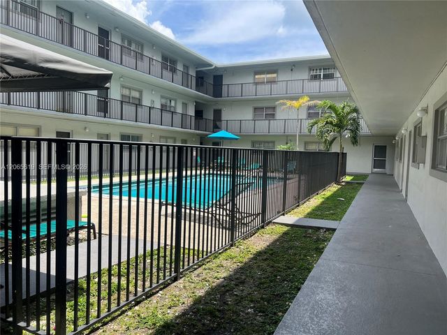 16215 NE 18th Ct 111, North Miami Beach, FL 33162