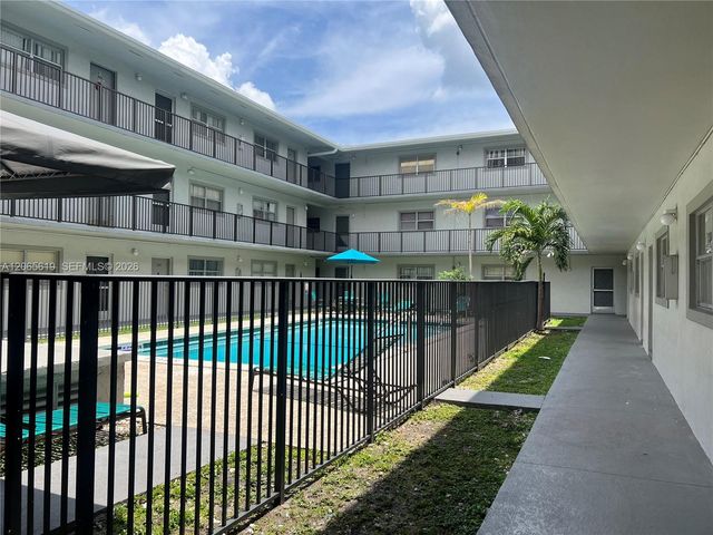 16215 NE 18th Ct 111, North Miami Beach, FL 33162