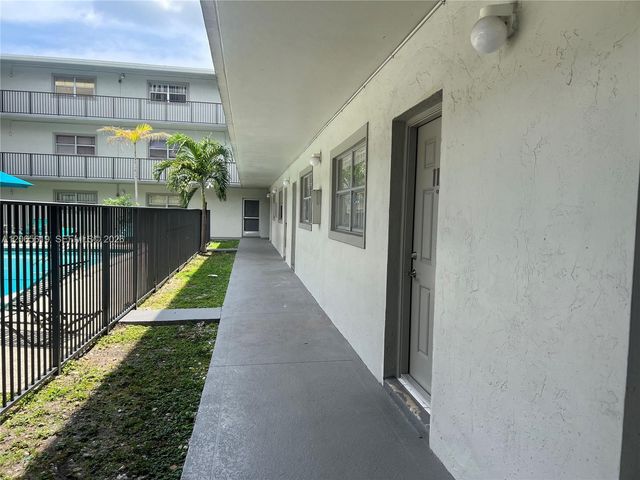 16215 NE 18th Ct 111, North Miami Beach, FL 33162