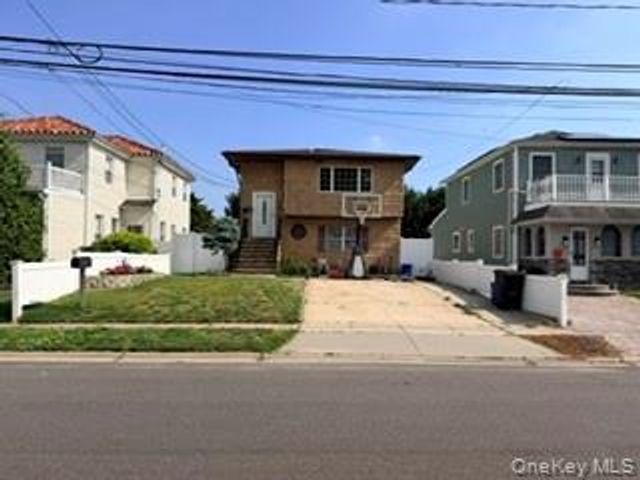 23 W Alhambra Avenue, Lindenhurst, NY 11757