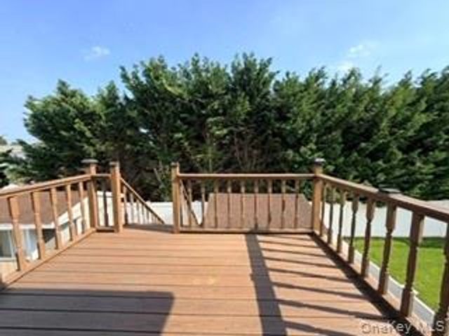 23 W Alhambra Avenue, Lindenhurst, NY 11757