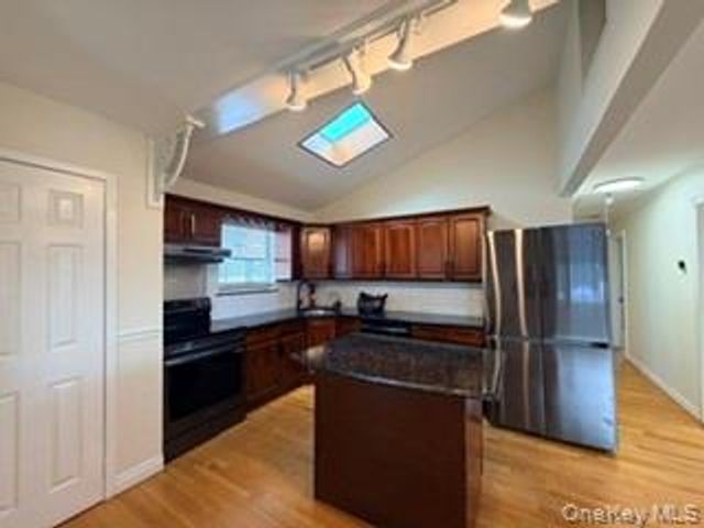 23 W Alhambra Avenue, Lindenhurst, NY 11757