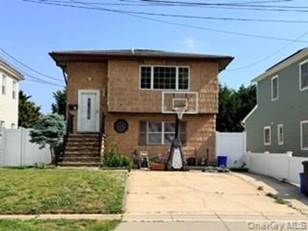 23 W Alhambra Avenue, Lindenhurst, NY 11757