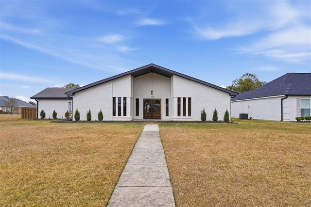 1425 N Chateau Circle, Lake Charles, LA 70605