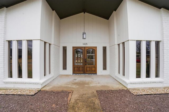 1425 N Chateau Circle, Lake Charles, LA 70605