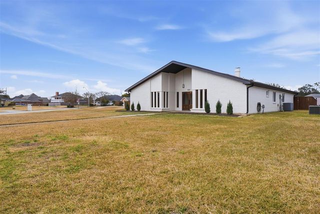 1425 N Chateau Circle, Lake Charles, LA 70605