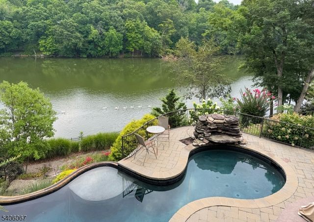 185 Summit Ave, Pompton Lakes Boro, NJ 07442