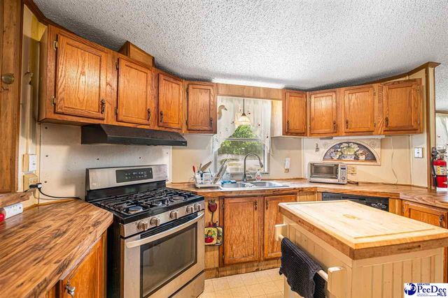 902 Piano Rd, Florence, SC 29501