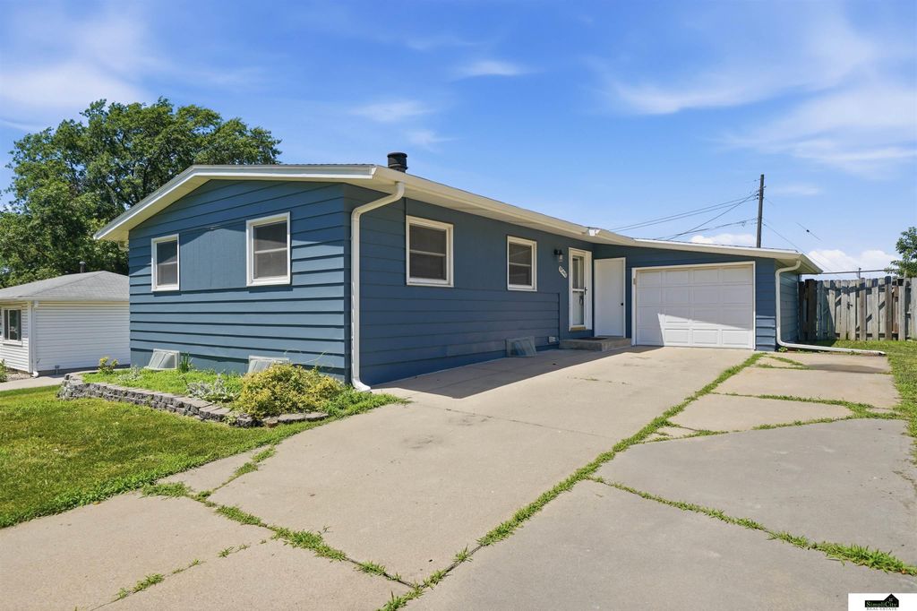 8340 Chestnut Lane, Lincoln, NE 68510