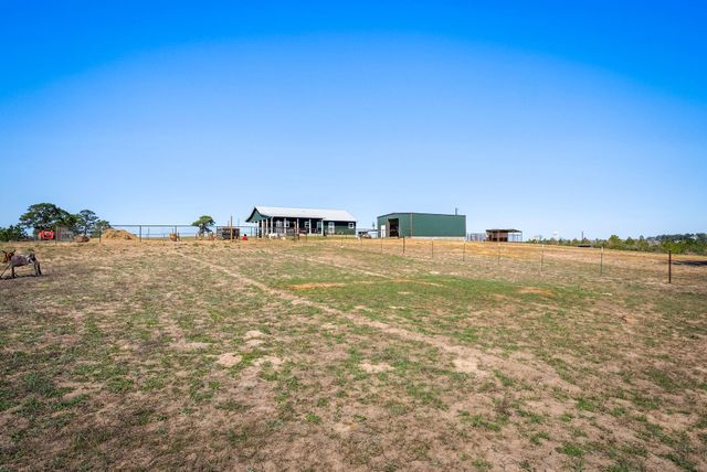 935 Highway 21 E, Paige, TX 78602