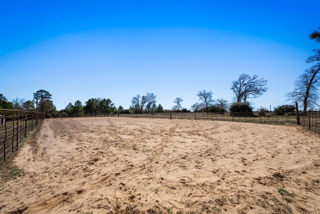 935 Highway 21 E, Paige, TX 78602