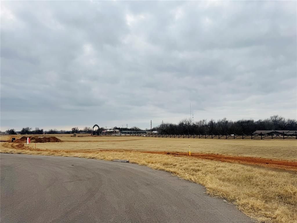 Image 5 of property listing at 2434 Friend Circle, Chickasha, OK 73018
