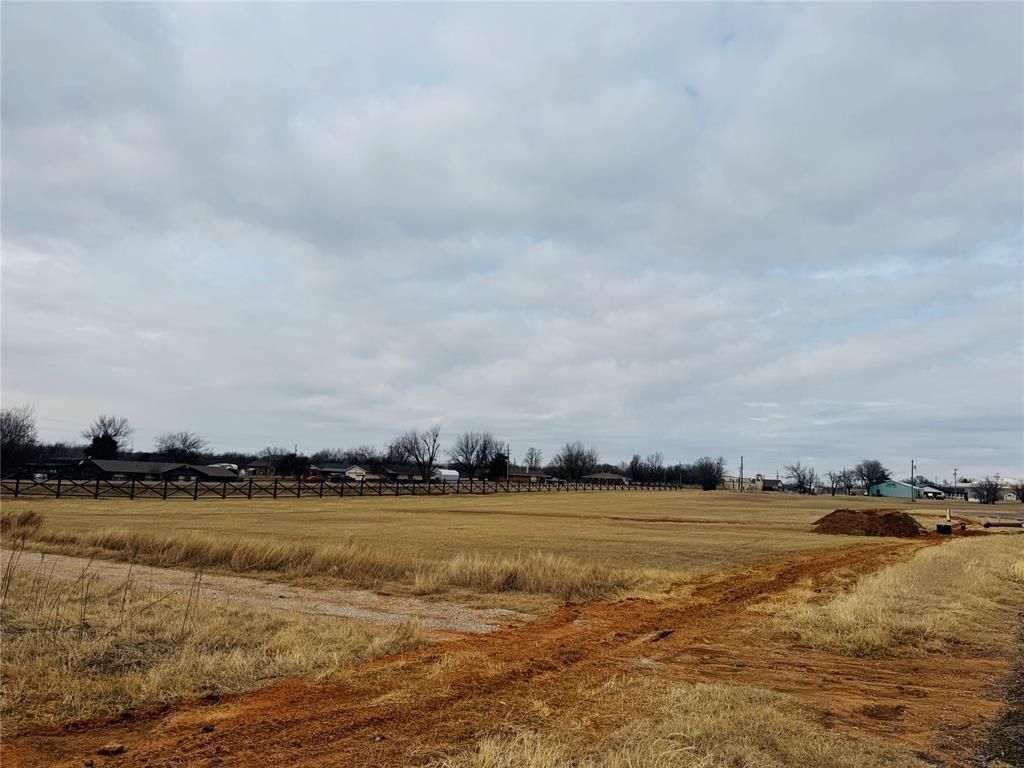 Image 6 of property listing at 2434 Friend Circle, Chickasha, OK 73018