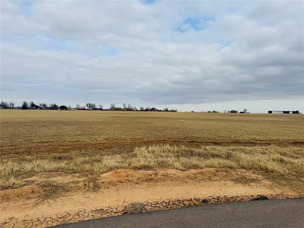 Image 7 of property listing at 2434 Friend Circle, Chickasha, OK 73018