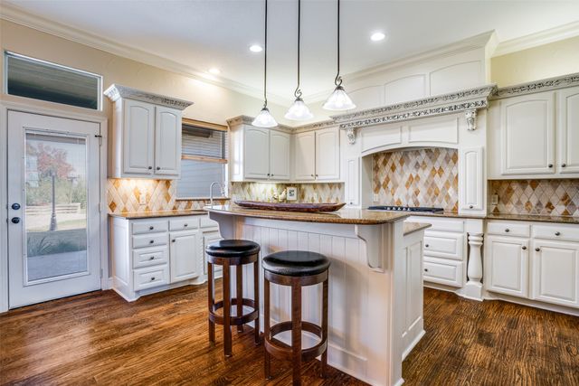 9722 Oak Creek Drive, Pilot Point, TX 76258