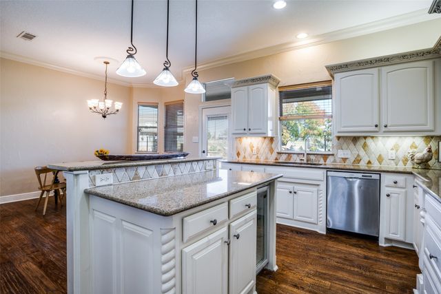 9722 Oak Creek Drive, Pilot Point, TX 76258