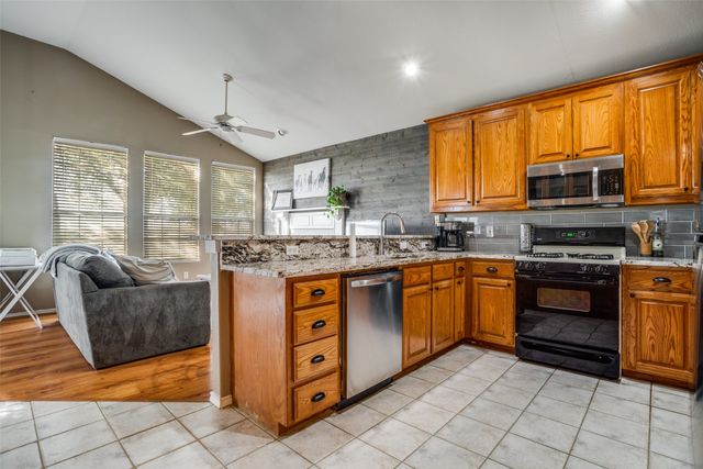 9722 Oak Creek Drive, Pilot Point, TX 76258