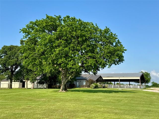 9722 Oak Creek Drive, Pilot Point, TX 76258
