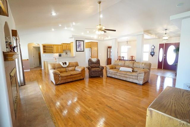 461 E Fredonia Dr, Pueblo, CO 81007