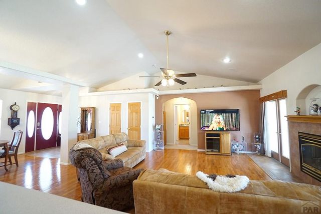 461 E Fredonia Dr, Pueblo, CO 81007